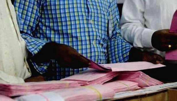 തപാൽ വോട്ട് അട്ടിമറി വിവാദത്തിന് പിന്നാലെ കണ്ണൂർ എ.ആർ ക്യാമ്പിലും കള്ളവോട്ട്; പൊലീസുകാരുടെ ഡ്യൂട്ടി നിശ്ചയിക്കുന്ന രണ്ട് ഉദ്യോഗസ്ഥരാണ് കള്ളവോട്ട് ചെയ്തതെന്നും സൂചന; വനിതാ പൊലീസുകാരുടെ പോസ്റ്റൽ വോട്ട് രണ്ട് പുരുഷ ഉദ്യോഗസ്ഥർ നിർബന്ധപൂർവ്വം വാങ്ങുകയായിരുന്നുവെന്നും വിവരം