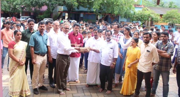 തണലൊരുക്കാൻ ഖത്തറിന്റെ കാരുണ്യം;സഹപാഠിക്കൊരു വീടിന് സഹായഹസ്തം കൈമാറി