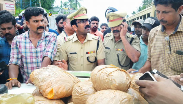 കാറിന്റെ ഡിക്കിയിൽ രഹസ്യഅറ ഉണ്ടാക്കി ഹാഷിഷ് ഓയിലുമായി സഞ്ചാരം; വാഹന പരിശോധനയ്ക്കിടെ പിടികൂടിയത് 20 കോടിയുടെ മയക്കുമരുന്ന്; തലസ്ഥാന നഗരത്തിലെ എക്സൈസ് വേട്ടയിൽ പിടിയിലായത് കോട്ടയം സ്വദേശി