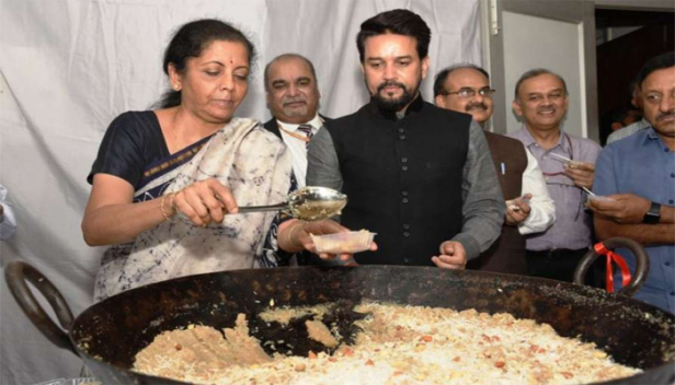 രണ്ടാം മോദി സർക്കാരിന്റെ ആദ്യ ബജറ്റിന് മുൻപ് ഹൽവ സെറിമണി; ഹൽവ ഉണ്ടാക്കി വിതരണം ചെയ്ത് മന്ത്രി നിർമ്മല സീതാരാമനും സഹമന്ത്രിയും; ബജറ്റ് കഴിയും വരെ ഉദ്യോഗസ്ഥർക്ക് വീട്ടിൽ പോകാൻ പോലും അനുമതിയുമില്ല
