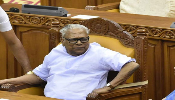 പൊലീസിന് മജിസ്റ്റീരിയൽ അധികാരം നൽകുന്നതിനെ രൂക്ഷമായി വിമർശിച്ച് വി എസ്; മജിസ്റ്റീരിയൽ അധികാരം കൊടുത്താൽ എന്ത് സംഭവിക്കുമെന്ന് കണ്ണുതുറന്ന് കാണേണ്ട സാഹചര്യമാണിപ്പോൾ; ഉത്പാദകരെയും ഉത്പാദക ബന്ധങ്ങളെയും മറന്നുകൊണ്ടുള്ള വികസന കാഴ്ചപ്പാട് എൽഡിഎഫിന് നല്ലതല്ല; ഉദ്യോഗസ്ഥ വീഴ്ചകളിൽ നിന്നും ഉത്തരവാദപ്പെട്ട ജനപ്രതിനിധികൾക്ക് വിട്ടു നിൽക്കാനാവില്ലെന്നും അച്യുതാനന്ദൻ