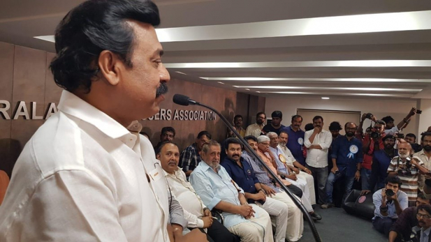 വസ്തു വാങ്ങിയ ശശി അയ്യൻചിറയ്ക്ക് സീറ്റില്ല; ഇത് നീതികേടല്ലേ സുഹൃത്തുക്കളേ....; സാധാരണ അംഗത്തിന്റെ സാറ്റലൈറ്റ് പിച്ചക്കാശിനു പോലും പോകാതെ ഇരിക്കുമ്പോൾ പ്രസിഡന്റിന്റെയും സെക്രട്ടറിയുടെയും തല്ലിപ്പൊളി പടങ്ങൾ ലക്ഷങ്ങൾക്കും കോടികൾക്കും വിൽക്കുന്നത് സംഘടനയുടെ പേരിൽ നടത്തുന്ന അഴിമതി അല്ലേ..? മമ്മൂട്ടിയും മോഹൻലാലും ഇരിക്കുമ്പോൾ വിമർശനം ഉന്നയിക്കാത്തത് നല്ലൊരു ചടങ്ങിലെ കല്ലുകടി ഒഴിവാക്കാൻ; പ്രൊഡ്യൂസേഴ്സ് അസോസിയേഷനിലെ ചതിക്കഥ വിനയൻ പറയുമ്പോൾ