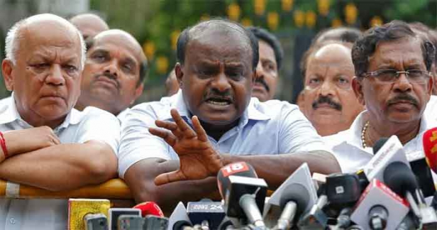 ഇന്ന് ഉച്ചയ്ക്ക് ഒന്നരയ്ക്ക് മുമ്പ് വിശ്വാസ വോട്ട് നേടണമെന്ന ഗവർണ്ണറുടെ അന്ത്യശാസനം സ്പീക്കർ ഗൗനിച്ചില്ലെങ്കിൽ അനിശ്ചിതത്വം തുടരും; വിശ്വാസ വോട്ട് നടന്നാൽ പരാജയം ഉറപ്പ്; കർണ്ണാടകയിൽ വൈകിപ്പിക്കൽ രാഷ്ട്രീയം കൊണ്ട് പിടിച്ചു നിൽക്കാനുള്ള കോൺഗ്രസ് നീക്കത്തിന് പ്രയോജനം ഉണ്ടായേക്കില്ല; ഇന്നത്തെ നിയമസഭാ യോഗം അതീവ നിർണ്ണായകം: വിപ്പിലെ ആശയക്കുഴപ്പം നീക്കാൻ സുപ്രീംകോടതിയിൽ വീണ്ടും വിഷയമെത്തിക്കാൻ കോൺഗ്രസ്; കുമാരസ്വാമി സർക്കാർ പ്രതിസന്ധിയിൽ തന്നെ