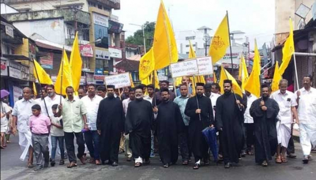 കോടതിവിധിയുടെ പേരിൽ പള്ളിപിടിച്ചെടുക്കാൻ ഓർത്തഡോക്സ് സഭ; നീക്കത്തിനെതിരെ വ്യാപക പ്രതിഷേധവുമായി യാ്കോബായ സഭ; ശക്തികേന്ദ്രമായ കോതമംഗലത്ത് യാക്കോബായക്കാരുടെ വമ്പൻ പ്രതിഷേധ റാലി
