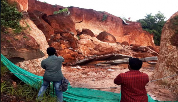 ആയിരക്കണക്കിന് വാഹനങ്ങൾ സർവീസ് നടത്തുന്ന നാഷണൽ ഹൈവേ മണ്ണിടിച്ചിൽ ഭീഷണിയിൽ; അപകടമുണ്ടായിട്ടും തിരിഞ്ഞു നോക്കാതെ അധികൃതർ; മണിക്കൂറുകൾ ഗതാഗതം മുടങ്ങുന്നതിന് പുറമെ വൻ അപകടത്തിനും സാധ്യതയൊരുക്കി ദേശീയപാതയിലെ കാക്കഞ്ചേരി മേഖല