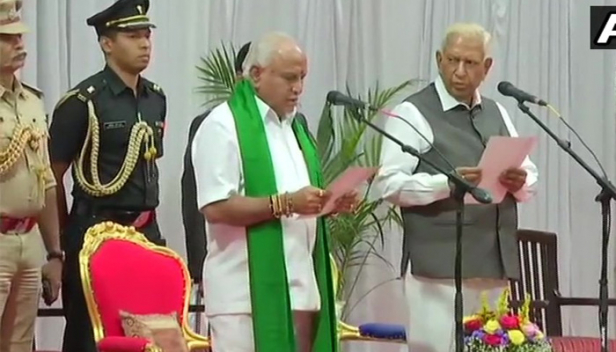 ഇത് മധുരപ്രതികാരം! 14 മാസം മുമ്പ് നാണംകെട്ട് ഇറങ്ങിപ്പോകേണ്ടി വന്ന കസേരയിൽ വീണ്ടും തല ഉയർത്തി ഇരിക്കാം; ഓപ്പറേഷൻ ലോട്ടസ് സക്സസായതിന്റെ ആത്മവിശ്വാസം കരുത്താക്കി കർണാടകത്തിൽ ബിജെപി അധികാരത്തിൽ; മുഖ്യമന്ത്രിയായി ബി.എസ്.യെദ്യൂരപ്പയുടെ സത്യപ്രതിജ്ഞ; വിശ്വാസ വോട്ടെടുപ്പ് തിങ്കളാഴ്ച; കർഷകർക്ക് 4000 രൂപ വീതം നൽകുമെന്ന് യെദ്യൂരപ്പയുടെ ആദ്യപ്രഖ്യാപനം