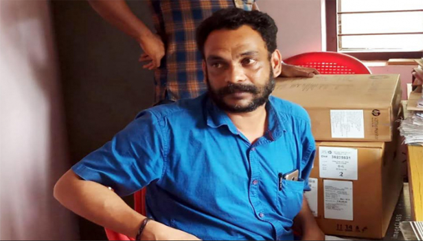 പട്ടികജാതിക്കാരിയായ വനിതയ്ക്ക് അനുവദിച്ച വീട് പുനരുദ്ധാരണ സർക്കാർ സഹായത്തിലും ഉദ്യോഗസ്ഥന്റെ കയ്യിട്ടുവാരൽ; കൈക്കൂലി വാങ്ങിയ വില്ലേജ് എക്സ്റ്റൻഷൻ ഓഫീസറെ കയ്യോടെ പിടികൂടി വിജിലൻസ്; 75000രൂപ പാസ്സാക്കാൻ കൈക്കൂലി വാങ്ങിയത് മൂവായിരം രൂപ; ഉദ്യോഗസ്ഥനെ പിടികൂടിയത് വിജിലൻസും പരാതിക്കാരുമായി നടത്തിയ നാടകത്തിലൂടെ