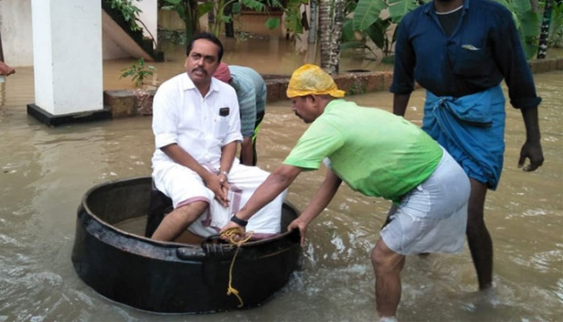 മുട്ടോളം പോലും വെള്ളമില്ലാത്തിടത്ത് ചെമ്പ് പാത്രത്തിൽ കയറി ദുരിതാശ്വാസ ക്യാമ്പ് സന്ദർശിച്ച് ബ്ലോക്ക് പഞ്ചായത്ത് പ്രസിഡന്റ്; കോൺഗ്രസ് നേതാവിനെ തള്ളിക്കൊണ്ടുപോകാൻ മൂന്ന് സഹായികളും; കാൽപ്പാദം മാത്രം നനയാനുള്ള വെള്ളത്തിൽ 'ജീവൻ പണയം വെച്ചും' കോൺഗ്രസ് നേതാവ് സന്ദർശനം നടത്തിയത് പുറംലോകം അറിയുന്നത് ഫേസ്ബുക്കിൽ തന്റെ അനുഭവം പങ്ക് വെച്ചതോടെ