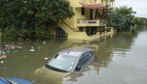 ചെളിയിലോ വെള്ളത്തിലോ വാഹനം മൂടി കിടക്കുകയാണെങ്കിൽ വാഹനം തുറക്കാനോ സ്റ്റാർട്ട് ചെയ്യാനോ ശ്രമിക്കരുത്; ഇൻഷുറൻസ് എടുത്ത വാഹനങ്ങൾക്ക് നഷ്ടപരിഹാരം ലഭിക്കും; എക്സ്ട്രാ ഫിറ്റിങ്ങ്സിന് പ്രത്യേകം ഇൻഷുറൻസ് ചെയ്തിട്ടില്ലെങ്കിൽ തുക കിട്ടില്ല; വെള്ളത്തിൽ പോയ വാഹനം ഇൻഷുറൻസ് ക്ലെയിം ചെയ്യുമ്പോൾ ശ്രദ്ധിക്കേണ്ട കാര്യങ്ങൾ