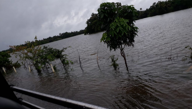 മഴയുടെ ശക്തി കുറയുന്നു; പടിഞ്ഞാറൻ കാറ്റിന്റെ ശക്തി കുറഞ്ഞു; ന്യൂനമർദ്ദം പടിഞ്ഞാറൻ മേഖലയിലേക്ക് മാറി; അതിതീവ്രമഴയുടെ ഭീഷണിയില്ല; മഴക്കെടുതിയിൽ മരണം 103 ആയി; കവളപ്പാറയിൽ നിന്ന് കണ്ടെടുത്തത് ഏഴ് മൃതദേഹങ്ങൾ; ഇനി കണ്ടുകിട്ടാനുള്ളത് 29 പേരെ