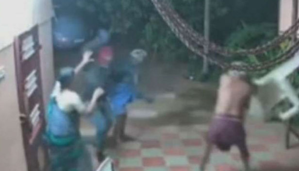 വെട്ടുകത്തിയുമായി കൊള്ളയടിക്കാൻ വന്നവരെ പ്ലാസ്റ്റിക്ക് കസേര കൊണ്ട് നേരിട്ട വയോധിക ദമ്പതിമാർക്ക് ധീരതാ പുരസ്കാരം; ഷൺമുഖവേലും സെന്താമരൈയും കള്ളന്മാരെ നേരിടുന്ന വീഡിയോ സമൂഹ മാധ്യമങ്ങളിൽ വൈറൽ; സ്വർണമാല പൊട്ടിച്ചെടുക്കുന്നത് തടയുന്നതിനിടെ വയോധികയ്ക്ക് പരുക്കെന്നും റിപ്പോർട്ട്