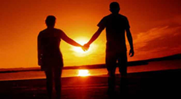 നഗ്നരായി ഡിന്നർ കഴിക്കുക; ഉടക്കുണ്ടാക്കാൻ മാനദണ്ഡം ഉണ്ടാക്കുക; ലൈംഗിക ബന്ധത്തെക്കുറിച്ച് ചർച്ച ചെയ്യുക; യാത്രയും സ്വപ്നവും ശീലമാക്കുക; വിവാഹജീവിതം സന്തുഷ്ടമാക്കാൻ ഗവേഷകർ കണ്ടെത്തിയ എട്ട് വഴികൾ ഇവയൊക്കെ