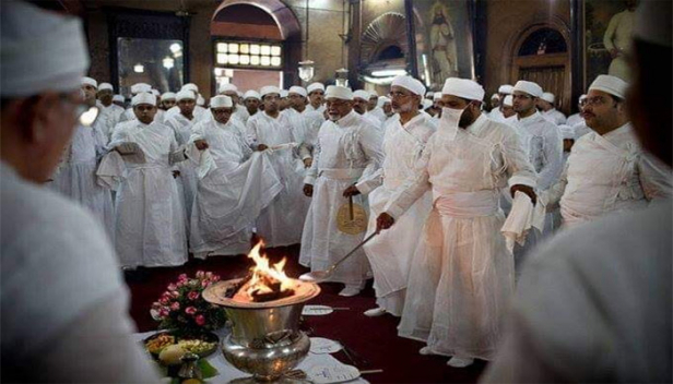 ലോകത്ത് ഇനി അവശേഷിക്കുന്നത് ഒരു ലക്ഷത്തി മുപ്പതിനായിരം പാഴ്സികൾ; ബാക്കിയുള്ളതിൽ പകുതിയിലേറെയും ഇന്ത്യയിലും; രാജ്യത്തെ ഏക പാഴ്സി ഭൂരിപക്ഷ പട്ടണം ഗുജറാത്തിലെ വാൽസാദ് ജില്ലയിൽ; മരണപ്പെട്ടാൽ ശവശരീരം കഴുകന്മാർക്ക്...; വിശ്വാസം ഏകദൈവത്തിലും ആരാധിക്കുന്നത് അഗ്നിയേയും; ഒരു പാഴ്സിയൻ ഡയറിക്കുറുപ്പ് - റിവ തൊളൂർ ഫിലിപ്പ് എഴുതുന്നു