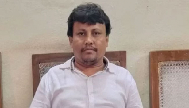 ഭാര്യയ്ക്ക് പിന്നാലെ കൈക്കൂലി കേസിൽ അറസ്റ്റിലായത് ഭർത്താവ്; മികച്ച സർക്കാർ ഉദ്യോഗസ്ഥയ്ക്കുള്ള പുരസ്കാരം നേടിയ ഭാര്യ കർഷകനെ പറ്റിക്കാൻ നോക്കിയപ്പോൾ ഭർത്താവ് പണം വാങ്ങിയത് ജോലി വാഗ്ദാനം ചെയ്ത്; ഇരുവരേയും അകത്താക്കിയത് പണത്തിനോടുള്ള അടങ്ങാത്ത മോഹം