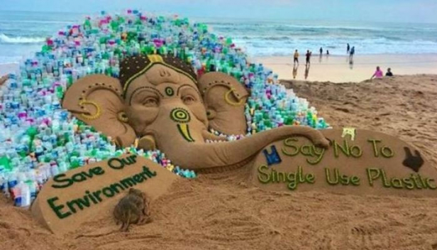 പുരിയിലെ കടൽത്തീരത്ത് നിർമ്മിച്ച ഗണേശ വിഗ്രഹം പ്രധാനമന്ത്രിയുടെ പ്ലാസ്റ്റിക് വിരുദ്ധ പ്രചാരണത്തിൽ നിന്നും ഊർജ്ജം ഉൾക്കൊണ്ട്; അഞ്ചു ടൺ മണലും ആയിരം പ്ലാസ്റ്റിക് കുപ്പിയും ഉപയോഗിച്ച് സുദർശൻ പട്നായിക് നിർമ്മിച്ച ശിൽപ്പത്തിനരികെ പ്ലാസ്റ്റിക് വിരുദ്ധ മുദ്രാവാക്യങ്ങളും; നരേന്ദ്ര മോദി വിഭാവനം ചെയ്യുന്ന പ്ലാസ്റ്റിക് വിമുക്ത ഇന്ത്യക്കായി വിശ്വാസത്തെയും കൂട്ട് പിടിച്ച് കലാകാരനും