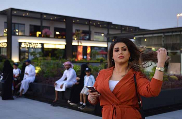 ഹിജാബ് മാറ്റി മുടി അഴിച്ചിട്ട് പാശ്ചാത്യ വേഷം ധരിച്ച് ഷോപ്പിങ്ങ് മാളിലും തെരുവിലും നടന്ന് പ്രതിഷേധക്കാരികളായ യുവതികൾ; മുഹമ്മദ് ബിൻ സൽമാൻ അയഞ്ഞതുകൊണ്ട് അറസ്റ്റ് ചെയ്യാൻ മടിച്ച് മതപൊലീസ്; സൗദിയിൽ ഞെട്ടിക്കുന്ന പുതുകാഴ്ച്ചകൾ ഇങ്ങനെ
