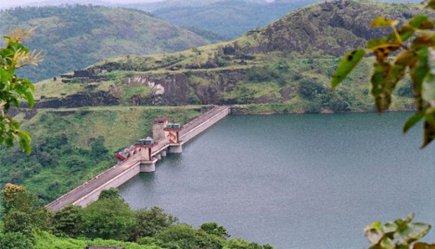 ഇടുക്കി, ചെറുതോണി അണക്കെട്ടുകളിലേക്ക് സന്ദർശക പ്രവാഹം; ഓണം ടൂറിസം വാരാഘോഷത്തോടനുബന്ധിച്ച് തുറന്ന അണക്കെട്ടുകൾ ഇതുവരെ സന്ദർശിച്ചത് പതിനായിരക്കണക്കിന് സഞ്ചാരികൾ; മൂന്നാറിലും തേക്കടിയിലും കഴിഞ്ഞ വർഷത്തേക്കാൾ തിരക്ക്