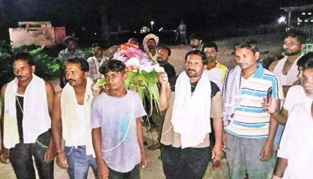 ബ്രാഹ്മണ വൃദ്ധന്റെ മരണാനന്തര ചടങ്ങുകൾ നടത്തിയത് മൂന്ന് മുസ്ലിം യുവാക്കൾ; ഹിന്ദു ആചാരപ്രകാരമുള്ള വസ്ത്രങ്ങൾ ധരിച്ച് ചടങ്ങുകൾ പൂർത്തിയാക്കിയ അബുവും നസീറും സുബേറും പ്രകടിപ്പിച്ചത് അച്ഛന്റെ ആത്മസുഹൃത്തിനോടുള്ള ആദരവ്; മാനവസ്നേഹത്തിന്റെ ചിത്രങ്ങൾ പുറത്തുവരുന്നത് മതവെറിയുടെ പേരിൽ മനുഷ്യരുടെ കണ്ണുനീർ വീണ് കുതിർന്ന ഗുജറാത്തിലെ മണ്ണിൽ നിന്നും