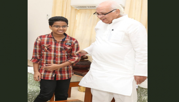 മരട് ഫ്ളാറ്റ് വിഷയത്തിൽ ഇടപെടണമെന്ന് ഗവർണർക്ക് ഏഴാംക്ലാസുകാരന്റെ നിവേദനം; കുട്ടിയുമായി രാജ്ഭവനിൽ കൂടിക്കാഴ്ച നടത്തി ആരിഫ് മുഹമ്മദ് ഖാൻ; കോടതിയെ സമീപിക്കാൻ പരിമിതികളുണ്ടെങ്കിലും ഇത് സംബന്ധിച്ച് നിയമോപദേശം തേടുമെന്ന് ഗവർണറുടെ ഉറപ്പ്
