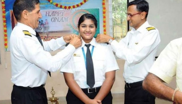 പതിനാറാം വയസിൽ വിമാനം പറത്തി എറണാകുളം സ്വദേശിനി; കേരളത്തിൽ നിന്ന് സ്റ്റുഡന്റ് പൈലറ്റ് ലൈസൻസ് സ്വന്തമാക്കുന്ന ഏറ്റവും പ്രായം കുറഞ്ഞ പെൺകുട്ടിയായി നിലോഫർ; പറത്തിയത് സെസ്ന 172 എന്ന ചെറുവിമാനം