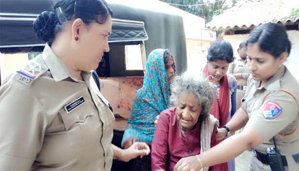 മാനസികനില തെറ്റിയ സൗദ ബീവി നാട്ടുകാർക്കു നേരെ വലിച്ചെറിഞ്ഞത് മനുഷ്യവിസർജ്യം കലർത്തിയ ഭക്ഷണം; അത്യന്തം വൃത്തിഹീനമായ സാഹചര്യത്തിൽ നിന്നും വൃദ്ധയെ മോചിപ്പിച്ച് മാനസികാരോഗ്യ കേന്ദ്രത്തിലാക്കി പിങ്ക് പൊലീസ്