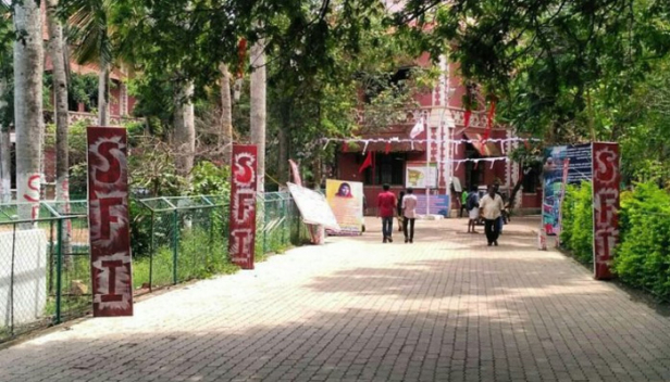 യൂണിവേഴ്സിറ്റി കോളേജിൽ തള്ളിയ പത്രികകൾ സ്വീകരിച്ച് അപ്പീൽ കമ്മിറ്റി; കെ.എസ്.യു.വിന്റെ മൂന്നുപത്രികകളും എ.ഐ.എസ്.എഫിന്റെ രണ്ട് പത്രികകളും സ്വീകരിച്ചു; `ചെങ്കോട്ടയിൽ` അഞ്ച് സ്ഥാനങ്ങളിലേക്ക് മത്സരം നേരിടേണ്ട അവസ്ഥയിൽ എസ്എഫ്ഐ