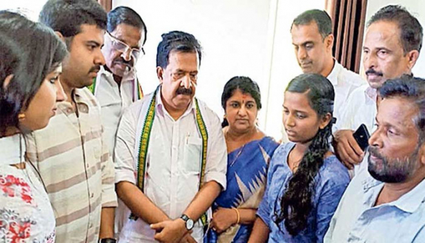 മകന്റെ വിവാഹ സൽക്കാര ചെലവ് വേണ്ടെന്ന് വെച്ച് അഞ്ച് ലക്ഷം രൂപയുമായി എത്തിയ ചെന്നിത്തലയുടെ മുൻപിൽ ചേട്ടന്റെ ഓർമകൾ തികട്ടിയപ്പോൾ വിങ്ങിപ്പൊട്ടി കൃഷ്ണപ്രിയ; പഠനം കഴിഞ്ഞ് മതി മോളേ വിവാഹം എന്ന് പറഞ്ഞ് ആശ്വസിപ്പിച്ച് പ്രതിപക്ഷ നേതാവ്; വാക്ക് പാലിക്കാൻ കൂടെയെത്തി രാജ്മോഹൻ ഉണ്ണിത്താൻ; സിപിഎം കത്തി മുനയിൽ കവർന്നെടുത്ത കൃപേഷിന്റെ അനിയത്തിക്ക് വീണ്ടും ആശ്വാസത്തണൽ