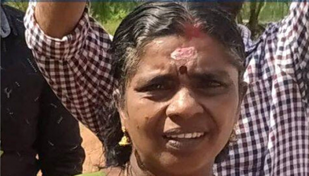 ഭാര്യയെ കുത്തി കൊലപ്പെടുത്തിയശേഷം ഭർത്താവ് ആത്മഹത്യ ചെയ്തത് പെട്രോൾ ഒഴിച്ച് തീ കൊളുത്തി; ഇരുവരുടേയും തർക്കം ഭയന്ന് പുറത്തിറങ്ങിയ മരുമകൾ കണ്ടത് വീട്ടിൽ നിന്ന് തീയും പുകയും ഉയരുന്നത്; വാക്ക് തർക്കത്തിനൊടുവിൽ ഭാര്യയ്ക്കും ഭർത്താവിനും ദാരുണാന്ത്യം