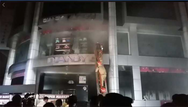 തിരുവനന്തപുരത്ത് കലാഭവൻ തിയറ്ററിന് സമീപം സൂപ്പർമാർക്കറ്റിന് തീ പിടിച്ചു; സ്ഥിതി നിയന്ത്രണ വിധേയം; ആളപായമില്ലെന്ന് ഫയർ ഫോഴ്സ്