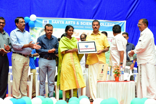 കെ.ടി.എ മുനീറിന്റെ വെബ്സൈറ് ലോഞ്ചിങ് രമ്യ ഹരിദാസ് നിർവ്വഹിച്ചു