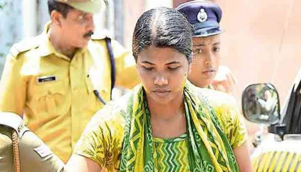 പിണറായി കൊലക്കേസ് പ്രതി സൗമ്യ ജയിലിൽ ആത്മഹത്യ ചെയ്ത സംഭവം; സുപ്രണ്ടടക്കം രണ്ടു ഉദ്യോഗസ്ഥർക്ക് സസ്പെൻഷൻ; സൗമ്യ ആത്മഹത്യ ചെയ്തത് ജയിൽവളപ്പിലെ കശുമാവിൽ
