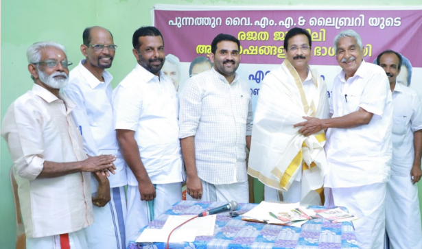ആസ്ട്രേലിയൻ പ്രവാസി സജി മുണ്ടയ്ക്കനെ മുൻ മുഖ്യമന്ത്രി ഉമ്മൻ ചാണ്ടി ആദരിച്ചു