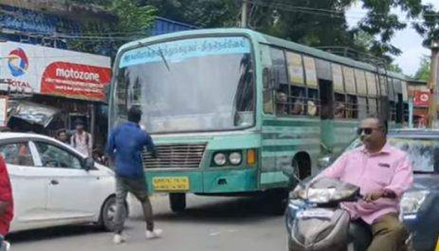 തെറ്റായ ദിശയിൽ കയറി വന്ന തമിഴ്‌നാട് ബസിനെ തടഞ്ഞ് മലയാളി യുവാവ്; ബസിന് മുൻപിൽ കാർ നിർത്തിയിട്ടത് മിനിറ്റുകളോളം; ദൃശ്യങ്ങൾ സമൂഹ മാധ്യമങ്ങളിൽ വൈറൽ