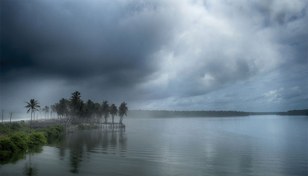 ഇതുവരെ കണ്ടതൊക്കെ വെറും സാമ്പിൾ വെടിക്കെട്ട്; ഇടവപ്പാതി മാറിയ ഉടനെ തുലാവർഷം എത്തിയതോടെ കേരളം വിരളുക തന്നെ വേണം; രണ്ട് ദിവസമായി പെയ്ത് തുടങ്ങിയ തുലാവർഷം ഇന്നോ നാളെയോ കരുത്താർജിക്കുമ്പോൾ വെള്ളപ്പൊക്കവും കാറ്റും താണ്ഡവമാടും; അ ഞ്ച് ദിവസം കൂടി സംസ്ഥാനത്ത് ഇടിവെട്ടി മഴ പെയ്യും; ഒൻപത് ജില്ലകളിൽ യെല്ലോ അലേർട്ട്; ഭയാനകമായ മഴവെള്ളപ്പാച്ചിലിന് കാതോർത്ത് കേരളം