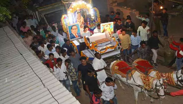 പൂജാരിയോ മന്ത്രോച്ചാരണങ്ങളോ ഒന്നും ഇല്ലാതെ ഒരു വിവാഹം; ജീവിതാവസാനം വരെ ഒരുമിച്ച് നിൽക്കുമെന്ന് സത്യം ചെയ്തത് ഇന്ത്യൻ ഭരണഘടനയെ തൊട്ട്; സമ്മാനങ്ങൾ സ്വീകരിക്കാതെ പകരം നൽകിയത് ഗ്രാമത്തിലെ ലൈബ്രറിയിലേക്ക് 30000 രൂപയുടെ പുസ്തകങ്ങൾ; വിവാഹക്ഷണക്കത്ത് തയ്യാറാക്കിയത് തുണിയിൽ; ഭക്ഷണം വിളമ്പിയത് സ്റ്റീൽ പാത്രത്തിലും; മാതൃകയായി രാജസ്ഥാനിൽ നിന്നൊരു വിവാഹം