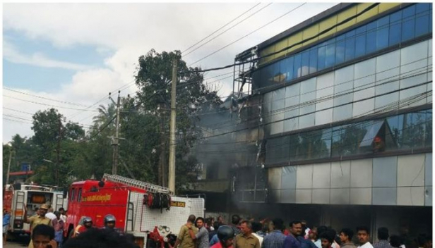 ആലപ്പുഴയിൽ തീപിടിച്ചത് ഷോപ്പിങ് കോംപ്ലക്സിന്; ലക്ഷങ്ങളുടെ നാശനഷ്ടമെന്ന് സൂചന; ഷോർട്ട സർക്യൂട്ടെന്ന് വിവരം