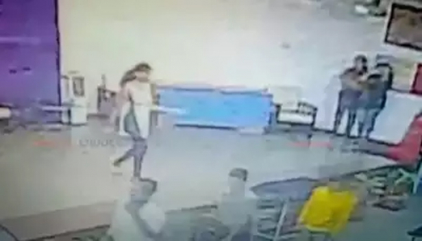 റാമ്പ് വാക്കിനിടെ ഹൃദയാഘാതം! ഫ്രഷേഴ്സ് ഡേ ആഘോഷത്തിന്റെ പരിശീനത്തിനിടെ എംബിഎ വിദ്യാർത്ഥിനി മരിച്ചത് ബംഗളുരുവിൽ; വൈറലായി സിസിടിവി ദൃശ്യങ്ങൾ