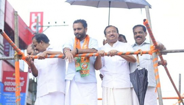 പ്രചരണത്തിന് മതചിഹ്നങ്ങൾ ഉപയോഗിച്ചു; കെ. സുരേന്ദ്രനെതിരെ എൽ.ഡി.എഫും യു.ഡി.എഫും ജില്ലാ കളക്ടർക്ക് പരാതി നൽകി; സഭയുടെ ഔദ്യോഗിക ചിഹ്നം രാഷ്ട്രീയ നേട്ടത്തിനായി ഉപയോഗിച്ചെന്ന് കാട്ടി വിശ്വാസികളടെ പരാതിയും