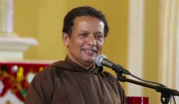 കല്യാണം കഴിക്കാത്ത അച്ചനെങ്ങനെ ലൈംഗികതയേയും ദാമ്പത്യത്തെയും കുറിച്ച് ഇത്ര കൃത്യമായി പറയുന്നു? കുടുംബ ബന്ധങ്ങളിലെ പ്രശ്നങ്ങളും പരിഹാരങ്ങളും നർമം കലർന്ന പ്രസംഗിച്ച് സൈബർ ലോകത്തെ ഇഷ്ടതാരമായ 'കാപ്പിപ്പൊടിയച്ചന്റെ' മറുപടി ഇങ്ങനെ