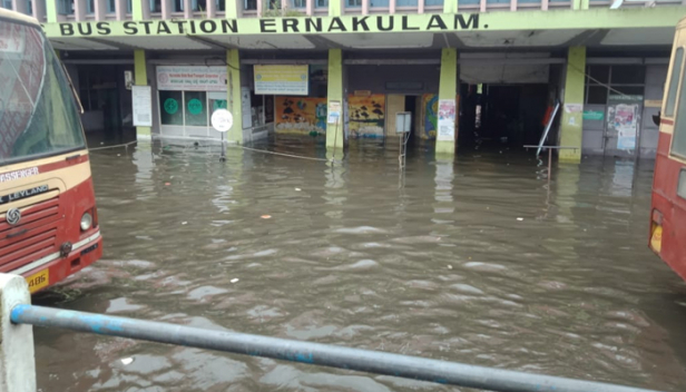 കനത്ത മഴ: എറണാകുളത്തും തൃശൂരും ചൊവ്വാഴ്ച വിദ്യാഭ്യാസ സ്ഥാപനങ്ങൾക്ക് അവധി; എംജി സർവകലാശാല പരീക്ഷകൾ മാറ്റി