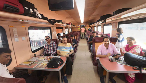 തേജസ് എക്സ്പ്രസ് വൈകിയതുവഴി യാത്രക്കാർക്ക് ആകെ ലഭിക്കുന്ന നഷ്ടപരിഹാരം 1.62 ലക്ഷം; മൂന്നുമണിക്കൂറിലധികം വൈകിയോടിയതിന് ഓരോ യാത്രക്കാരനും 250 രൂപ; നഷ്ടപരിഹാരം ലഭ്യമാക്കുന്നത് ഇൻഷുറൻസ് കമ്പനി