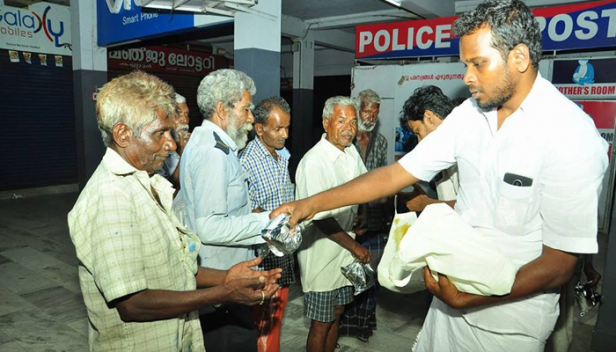 രണ്ടു വൃക്കകളും തകരാറിലായ ഡയാലിസിസ് ചെയ്തു ജീവിതം നിലനിർത്തുന്ന ഒരു മകളുള്ള അച്ഛനാണ് ഞാൻ; യാതൊരു മാർഗ്ഗവും കാണാതെയാണ് ഞാൻ വി ടി ബൽറാം എംഎൽഎ വഴി ഫിറോസ് കുന്നംപറമ്പിലിനെ ബന്ധപ്പെട്ടത്; ഫിറോസിനെ വ്യക്തിഹത്യ നടത്തുന്നവർ ഇതുപോലെ ജീവകാരുണ്യ പ്രവർത്തനങ്ങൾ ചെയ്യുമോ; എങ്കിൽ എന്റെ വീട്ടിലേക്ക് വരൂ, എന്റെ മകളുടെ ജീവൻ രക്ഷിക്കൂ; ഫേസ്ബുക്കിൽ വൈറലായ ഒരു പിതാവിന്റെ അഭ്യർത്ഥന ഇങ്ങനെ