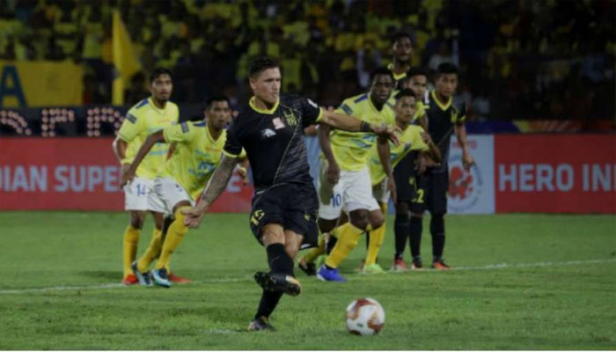 സീസണിലെ രണ്ടാം മത്സരത്തിലും വിജയപതാക പാറിക്കാനാകാതെ മഞ്ഞപ്പട; ഒന്നിനെതിരെ രണ്ട് ഗോളുകൾ വഴങ്ങി ബ്ലാസ്റ്റേഴ്സ് പരാജയമറിഞ്ഞത് ഹൈദരാബാദിനോട്; ആദ്യ രണ്ടു മത്സരങ്ങളും തോറ്റ ഹൈദരാബാദ് സീസണിലെ ആദ്യജയം സ്വന്തമാക്കിയത് സ്വന്തം തട്ടകത്തിൽ