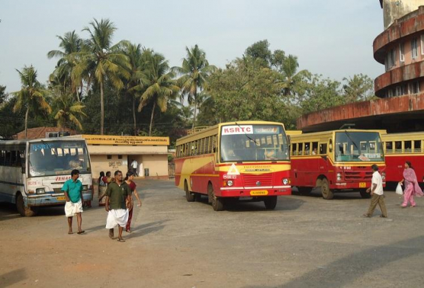 സ്‌പെയർ പാർട്‌സും ടയറും ഇല്ലാത്തതിനാൽ 1246 ബസുകൾ കട്ടപ്പുറത്ത്; 600 എണ്ണമെങ്കിലും വഴിയിൽ കേടായി ദിവസവും സർവ്വീസ് മുടക്കുന്നു; 719 ലോ ഫ്‌ളോർ ബസുകളിൽ 400 എണ്ണവും വർക് ഷോപ്പിൽ; വേണ്ടത് 3300 ടയർ; കിട്ടിയത് 700ഉം; കേടായതിനാലും വാറന്റി കാലാവധി കഴിഞ്ഞതിനാലും 7 ഡിപ്പോകളിൽ ടിക്കറ്റ് മെഷീനുമില്ല; കെ എസ് ആർ ടി സി നേരിടുന്നത് വമ്പൻ പ്രതിസന്ധി