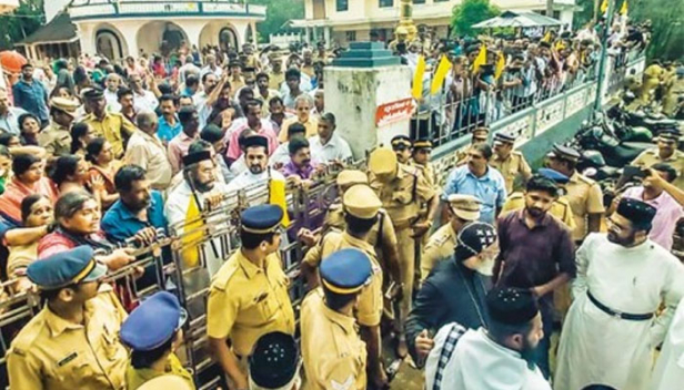 പിറവം പള്ളിക്ക് പിന്നാലെ വിശ്വാസികൾ പരസ്പരം കൊമ്പുകോർക്കൽ കൂത്താട്ടുകുളത്തും; ചോരക്കുഴി മാർ സ്തേഫാനോസ് സുറിയാനി പള്ളിയിൽ പ്രവേശിക്കാനുള്ള ഓർത്തഡോക്സ് വിഭാഗത്തിന്റെ നീക്കം യാക്കോബായ വിഭാഗം തടഞ്ഞു; സുരക്ഷാ ക്രമീകരണങ്ങൾ ഒരുക്കി പ്രാർത്ഥനയോടെ യാക്കോബായ വിഭാഗം പ്രതിരോധിച്ചതോടെ പിൻവാങ്ങി ഓർത്തഡോക്സ് നേതൃത്വം