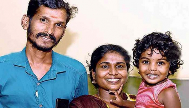 ലോട്ടറി എടുത്തത് നറുക്കെടുപ്പിന് രണ്ടു മിനിട്ടു മുൻപ്; 60 ലക്ഷത്തിന് പുറമേ 8000 രൂപ വീതമുള്ള 11 പ്രോത്സാഹന സമ്മാനങ്ങളും തേടിയെത്തിയത് മുൻ ലോട്ടറി വിൽപ്പനക്കാരിക്ക്; ദൈവത്തിന്റെ കാരുണ്യമെത്തിയത് ജീവിതം കരുപിടിപ്പിക്കാൻ നെട്ടോട്ടമൊടുന്ന കുടുംബത്തിലേക്ക്