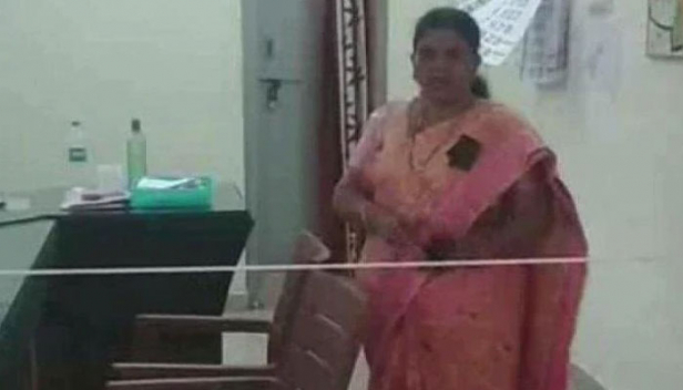 ഓഫീസിൽ മദ്യപിച്ചെത്തിയ സന്ദർശകനെ ഭയന്ന് കസേരയ്ക്കും സന്ദർശകർക്കുമിടയിൽ കയർവേലികെട്ടി സുരക്ഷാ വലയം തീർത്ത് വനിതാ തഹസിൽദാർ; സംഭവം തെലുങ്കാനയിൽ വനിതാ തഹസിൽദാറെ പെട്രോളൊഴിച്ച് കത്തിച്ച് കൊന്നതിന് പിന്നാലെ; സ്വജീവനിൽ ഭയന്ന് ജോലി ചെയ്ത് തെലുങ്കാനയിലെ ജീവനക്കാരും