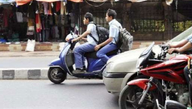 വാഹനപരിശോധനക്കിടെ പിടിയിലായത് സ്കൂട്ടർ ഓടിച്ചെത്തിയ സ്കൂൾ വിദ്യാർത്ഥികൾ; പ്രായപൂർത്തിയാകാത്ത കുട്ടികൾക്ക് വാഹനം നൽകിയതിന് അമ്മമാർക്ക് 25,000 രൂപ വീതം പിഴയിട്ട് പൊലീസും