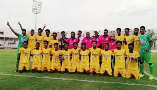 സന്തോഷ് ട്രോഫി ഫൈനൽ റൗണ്ടിലേക്ക് കേരളം കുതിച്ചെത്തുന്നത് തമിഴ്നാടിനെതിരെ നേടിയ ആധികാരിക വിജയത്തോടെ; ആദ്യ മത്സരത്തിൽ ആന്ധ്രയെ അഞ്ച് ഗോളിന് പരാജയപ്പെടുത്തിയ കേരളം ഗ്രൂപ്പ് ചാമ്പ്യന്മാരായത് തമിഴ്നാടിനെ ഏകപക്ഷീയമായ ആറു ഗോളുകൾക്ക് പരാജയപ്പെടുത്തി