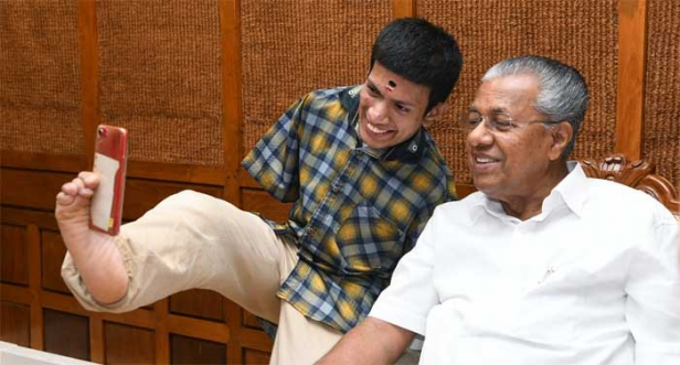 ദുരിതാശ്വാസനിധിയിലേക്ക് സംഭാവന നൽകി; കാലുകൊണ്ട് സെൽഫിയും; രണ്ടു കൈകളുമില്ലാത്ത യുവാവിനെ പരിചയപ്പെടുത്തി മുഖ്യമന്ത്രി പിണറായി വിജയന്റെ ഫേസ്ബുക്ക് പോസ്റ്റ്